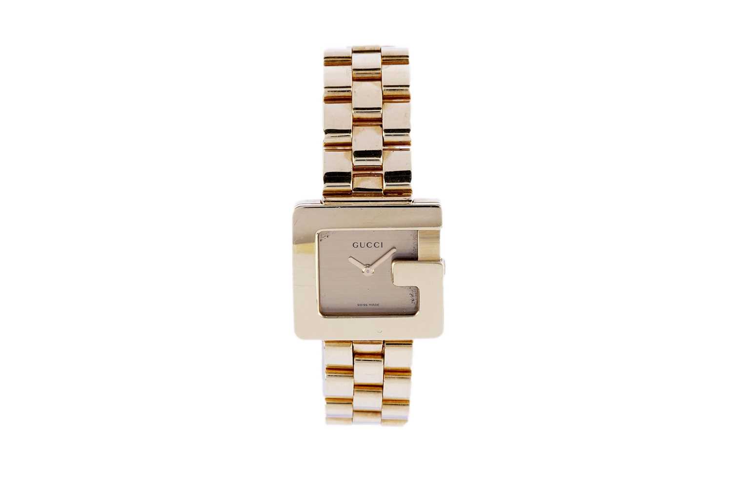Lot 575 - Gucci: an 18ct yellow gold cased lady's wristwatch