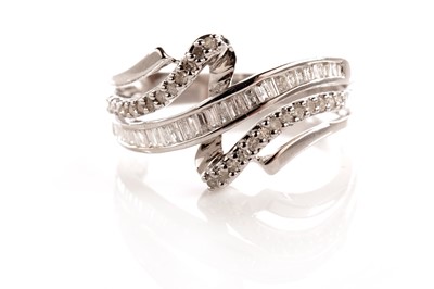 Lot 111 - A diamond dress ring