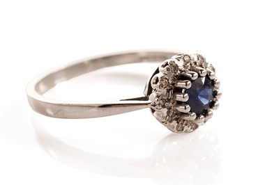Lot 118 - A sapphire and diamond cluster ring