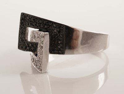 Lot 119 - A diamond and black diamond dress ring