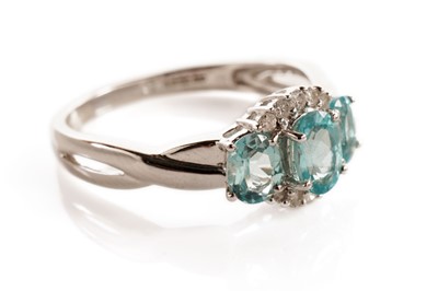 Lot 126 - An apatite and diamond ring