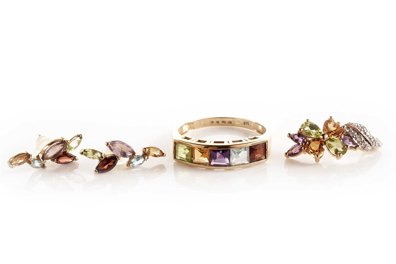 Lot 141 - A selection of coloured stone set gold jewellery