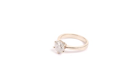 Lot 734 - A solitaire diamond ring