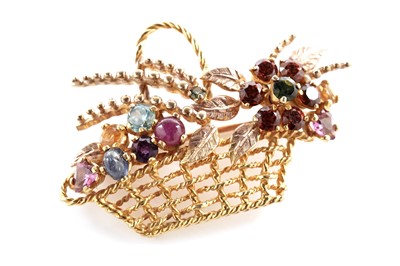 Lot 162 - A gemstone set brooch