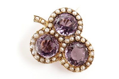 Lot 170 - An Edwardian amethyst and seed pearl trefoil pendant brooch