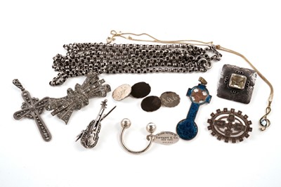 Lot 172 - A selection of silver and other jewellery
