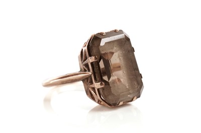 Lot 182 - A smoky quartz single stone dress ring