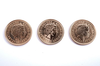 Lot 1201 - Three UK QEII gold half sovereigns