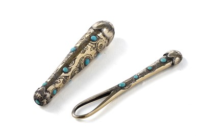 Lot 610 - A Victorian silver-gilt needle case; and a silver-gilt ribbon threader to match
