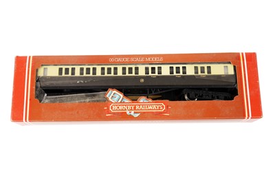 Lot 56 - A collection of Hornby and one other 00-gauge carriages