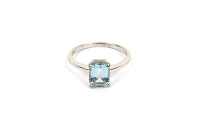 Lot 602 - A single stone aquamarine ring