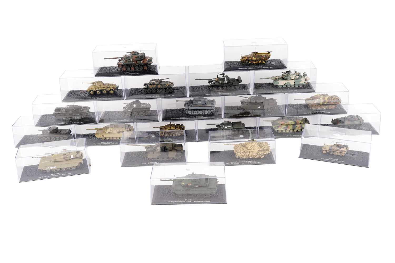 Lot 128 - A collection of twenty-two cased DeAgostini diecast scale model tanks