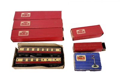 Lot 48 - A selection of 00-gauge model railway