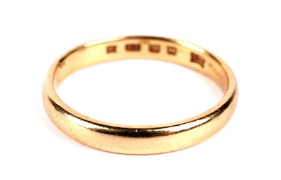Lot 924 - A 22ct yellow gold wedding band