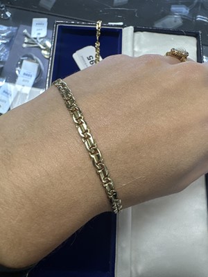 Lot 695 - An Italian 18ct yellow gold fancy link chain necklace