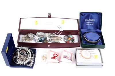 Lot 273 - A selection of silver and costume jewellery