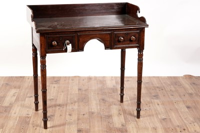Lot 423 - A George III mahogany washstand