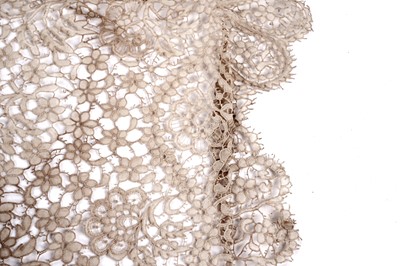 Lot 1520 - 1930s Honiton style lace