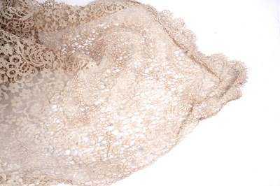 Lot 1520 - 1930s Honiton style lace