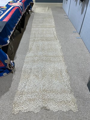 Lot 1520 - 1930s Honiton style lace