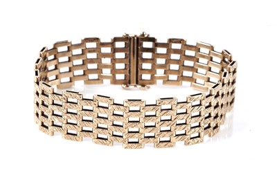 Lot 174 - A 9ct yellow gold gatelink bracelet