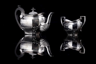 Lot 536 - An Edwardian silver tea pot and sugar bowl