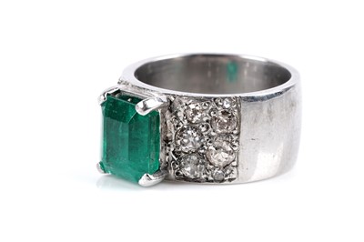 Lot 703 - An emerald and diamond ring