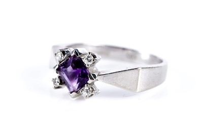Lot 628 - A modern design amethyst and diamond ring