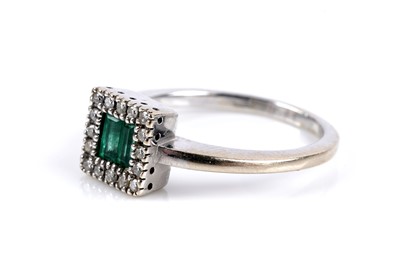Lot 704 - An emerald and diamond cluster ring