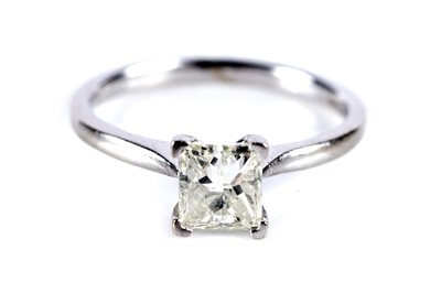 Lot 566 - A single stone solitaire princess-cut diamond ring