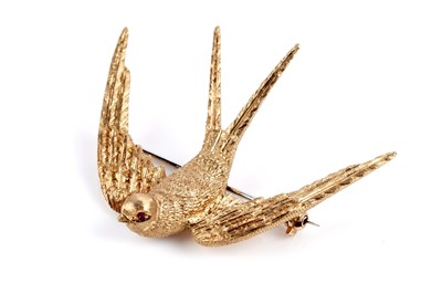Lot 709 - Garrard & Co: an 18ct yellow gold swift pattern bird brooch