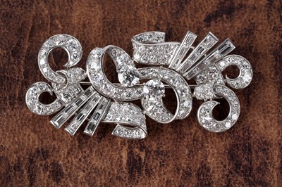 Lot 729 - An Art Deco diamond scroll brooch