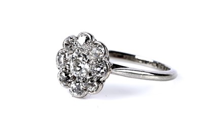 Lot 735 - A Victorian diamond cluster ring