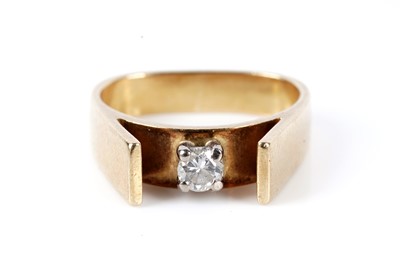 Lot 738 - A modern design diamond ring