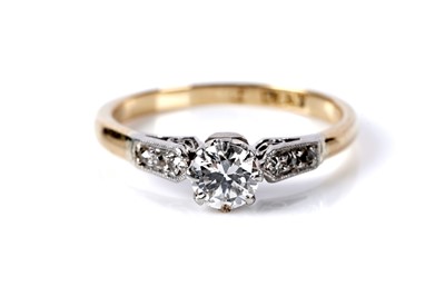 Lot 741 - A single-stone diamond ring