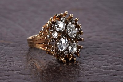 Lot 746 - A modern diamond dress ring