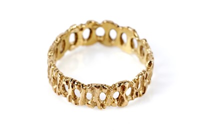 Lot 747 - An 18ct yellow gold bark pattern ring