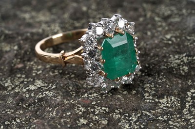 Lot 753 - An emerald and diamond cluster ring