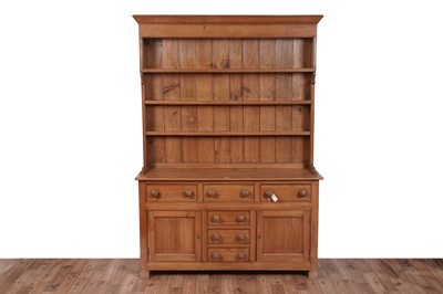 Lot 528 - A farmhouse style pine dresser