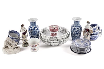Lot 367 - A selection of decorative ceramics