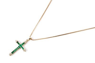 Lot 764 - An emerald and diamond cruciform pendant necklace