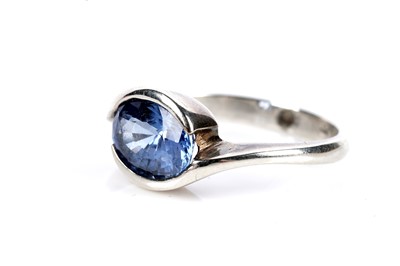 Lot 640 - A single stone sapphire ring