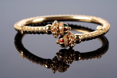Lot 651 - An Indian enamelled gold bangle