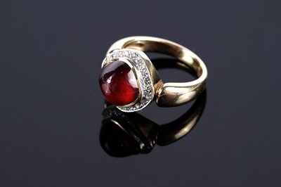 Lot 579 - A garnet cabochon and diamond cluster ring