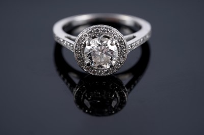 Lot 646 - A diamond cluster ring