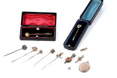 Lot 200 - A selection of antique jewellery and accessories