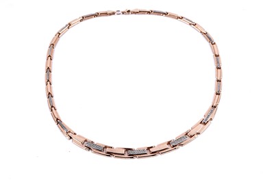 Lot 62 - A bi-colour gold necklace