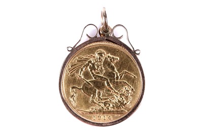 Lot 7 - A George V gold sovereign pendant 1914