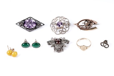 Lot 76 - A selection of gold, silver and costume jewellery