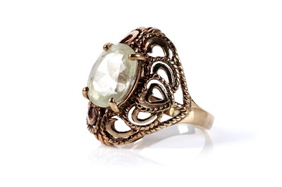 Lot 121 - A yellow gemstone set single stone ring